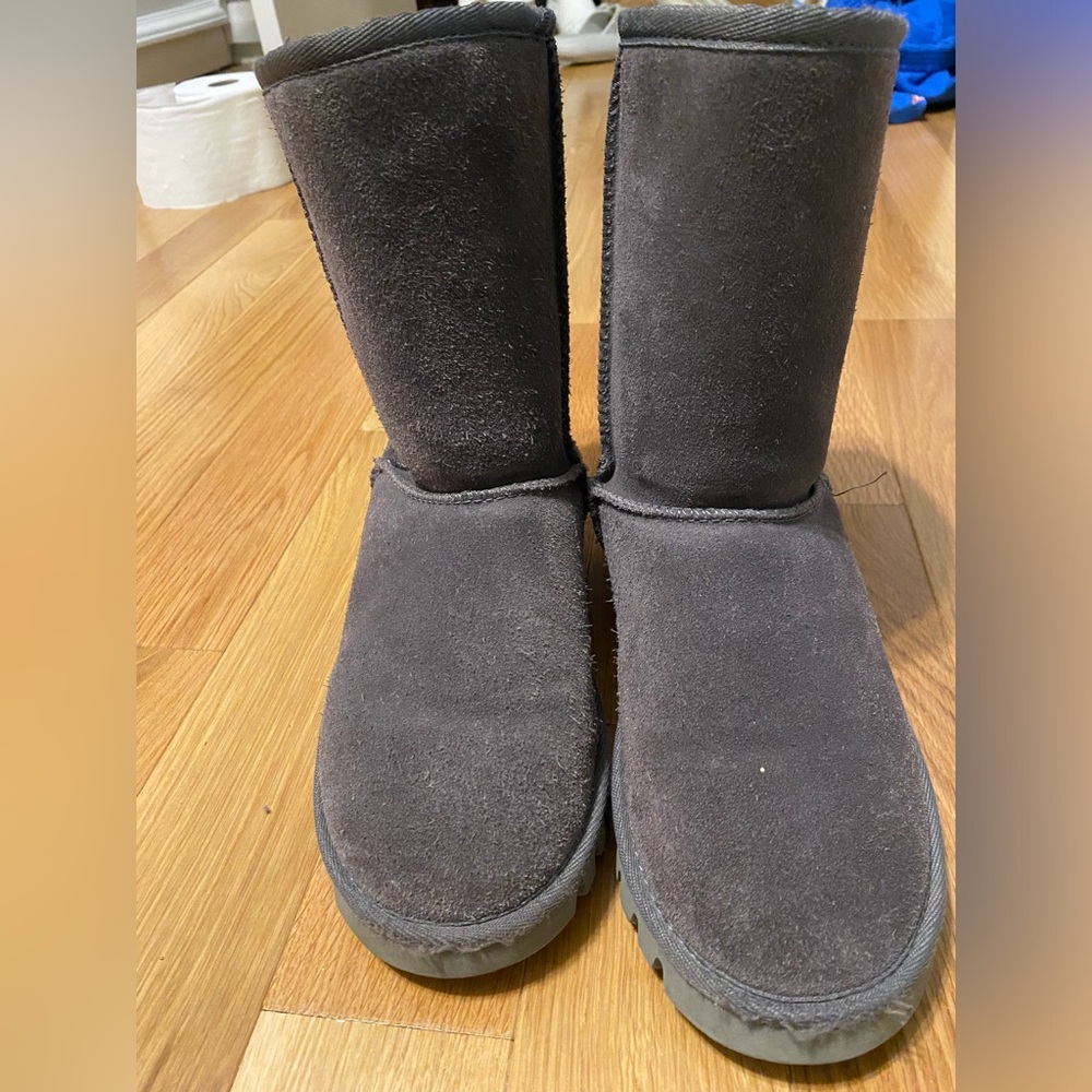 Grey fluffy nest boots